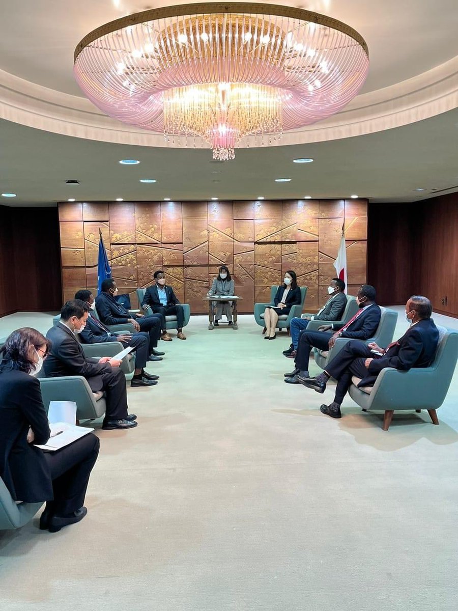 MohamedHhiis's tweet photo. Masuuliyiin uu ka mid yahay Gudoomiyaha Degmada Afmadow ee Gobolka Jubbada hoose Maxamed Cabdullaahi Cismaan oo tababar aqoon kororsi ah u joogo Dalka Japan ayaa kulan isbarasho iyo is xog wareysi ah la yeeshay Duqa Magaalada Hiroshima ee Dalka Japan. https://t.co/ncotb4o2H6