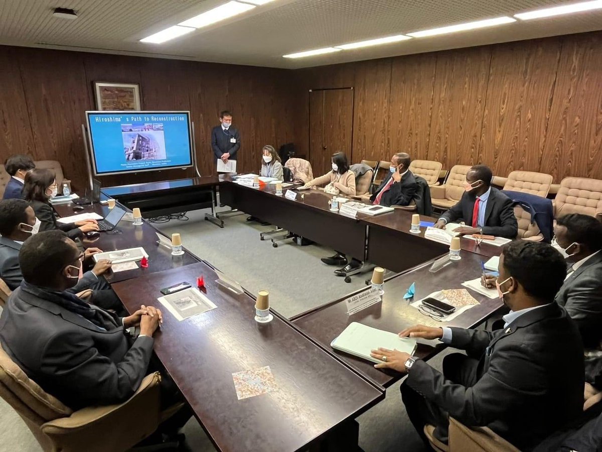 MohamedHhiis's tweet photo. Masuuliyiin uu ka mid yahay Gudoomiyaha Degmada Afmadow ee Gobolka Jubbada hoose Maxamed Cabdullaahi Cismaan oo tababar aqoon kororsi ah u joogo Dalka Japan ayaa kulan isbarasho iyo is xog wareysi ah la yeeshay Duqa Magaalada Hiroshima ee Dalka Japan. https://t.co/ncotb4o2H6