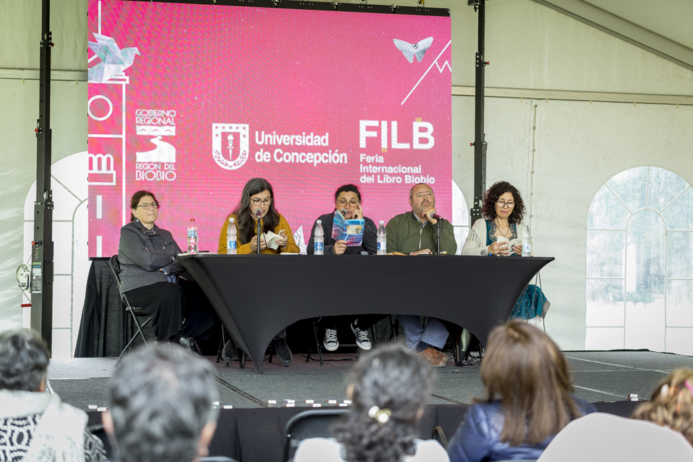 FilBiobio1's tweet photo. 🧵(1/8) - Jueves 19 | #FILB2023 📚Interesante exposición:  'Diálogo y lectura de microficción' junto a Luz Marina Vergara, Lorena Díaz, Juan Arévalo y Jorge Osorio (La micro en marcha). Presenta @CatedraRojas  Financia: @gorebiobio https://t.co/TmrCeC2AMD