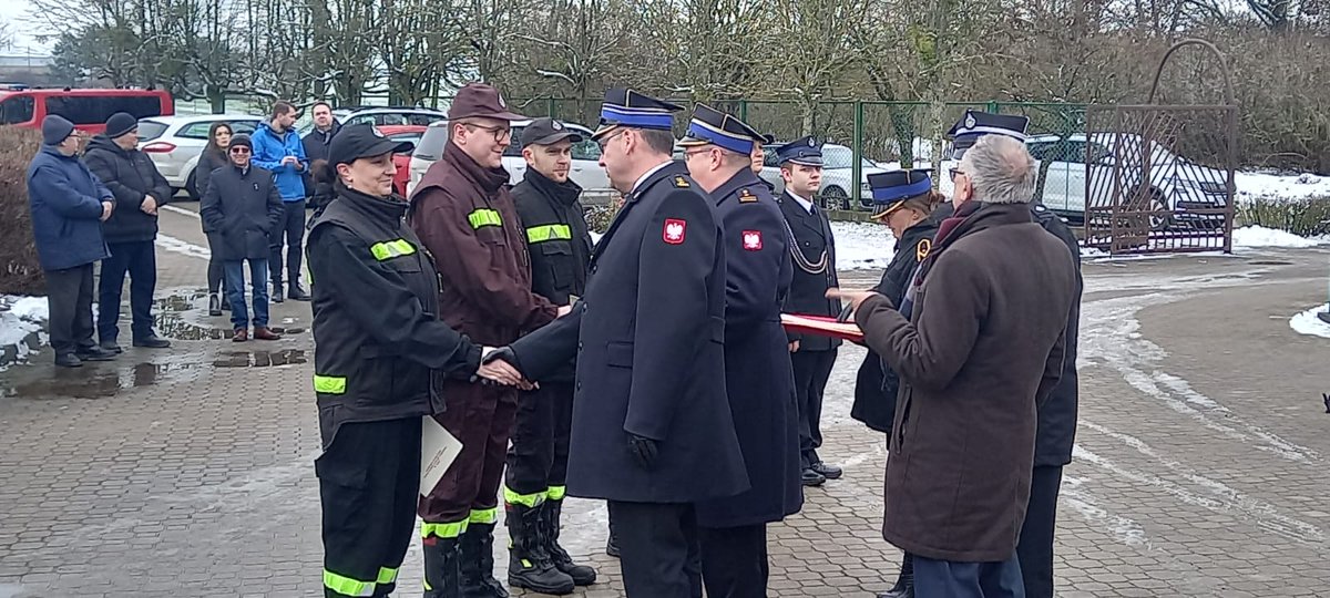 TomOstrowski998's tweet photo. Uroczystość przekazania nowego samochodu ratowniczo-gaśniczego jednostce OSP Borzymy w powiecie ełckim! Podczas zbiórki wręczono także odznaczenia związkowe, a młodzi adepci pożarnictwa odebrali zaświadczenia potwierdzające  ukończenie kursu podstawowego strażaka-ratownika OSP! https://t.co/b4diffVDl2