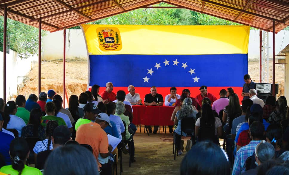 PartidoPSUV's tweet photo. Psuv Colina realizó Debate sobre las 7 líneas Estrategias del presidente Nicolás Maduro 
https://t.co/OfxWE1J0Li 
https://t.co/qeGoMTN1s1

#ElOroEsDeVenezuela