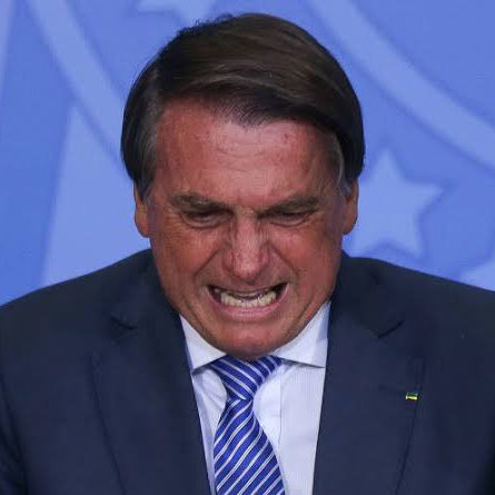 choquei's tweet photo. 🚨URGENTE: Investigações de Alexandre de Moraes, do STF, apontam a existência de um Caixa 2 de Jair Bolsonaro no Planalto. Dentre elas: transações em dinheiro vivo, farra com cartões corporativos e laranjas. Áudios reunidos indicam que o ex-presidente controlava toda a corrupção. https://t.co/06r9f383gW