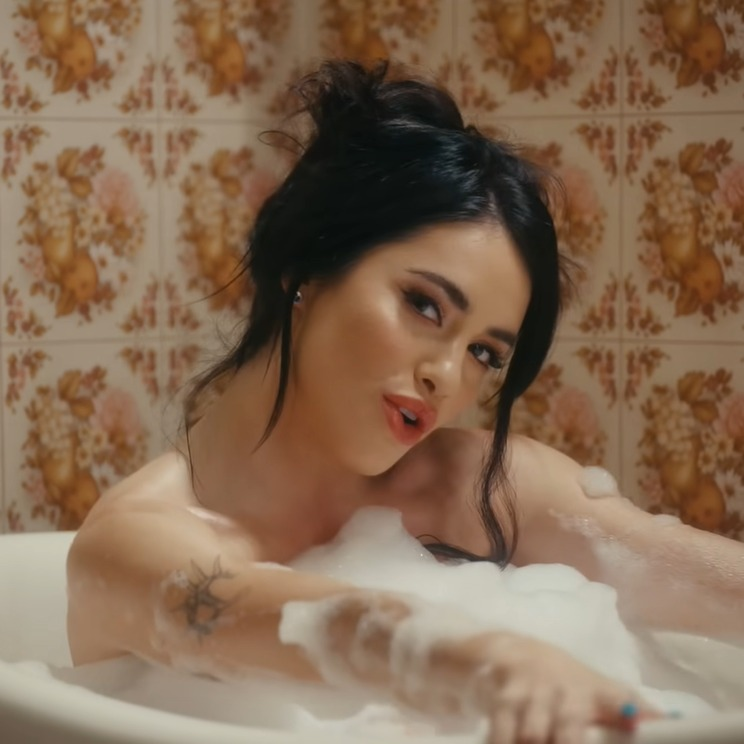 Corazondemichi's tweet photo. Acabo de ver el video de miranda con lali, no puede mas de diosaaaaaaa 🔥💜 https://t.co/k7oJKCRre4