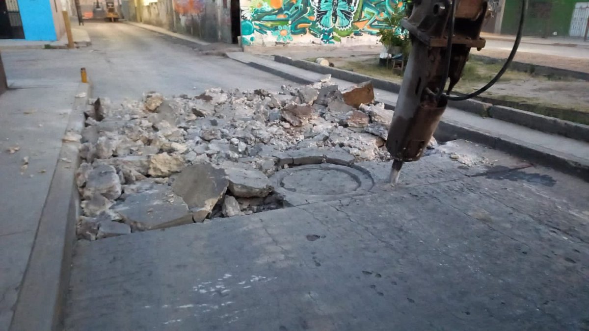 AntenaSanLuis's tweet photo. #Municipio │ Con #VialidadesPotosínas, el #GobiernodelaCapital avanza en las #obras de #avenidasprincipales al norte, oriente y sur de la ciudad
Se realizan trabajos en #Constitución y el #circuitoSimónDíaz; la #calle24, #BAnaya y #RutiloTorres -> https://t.co/W4JWgNDMD3 https://t.co/7Jd58XAzvY