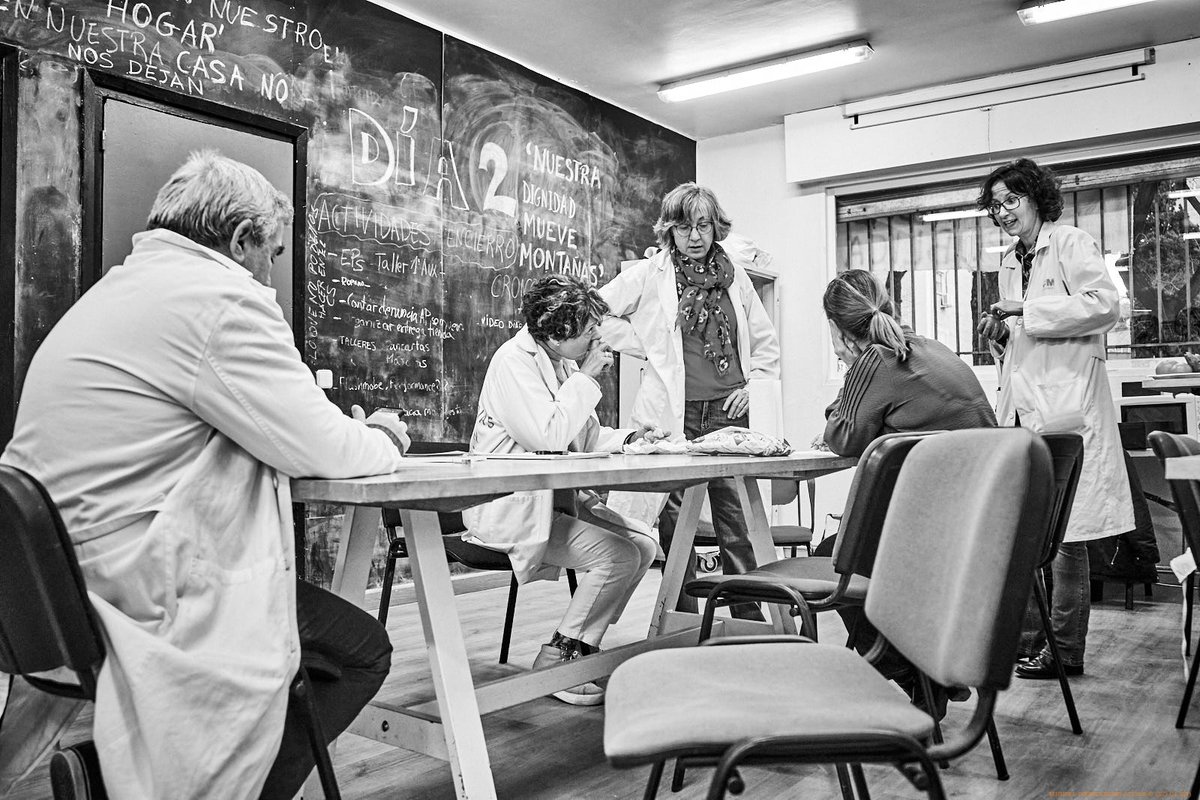 "A partir de ahora aquí va a haber siempre médicos por si la presidenta o el consejero quiere venir a hablar directamente con ellos, sin que esté el comité de huelga o Amyts presentes, puedan hacerlo", 

Ángela Hernández, secretaria general de Amyts.
Foto🧵🔄