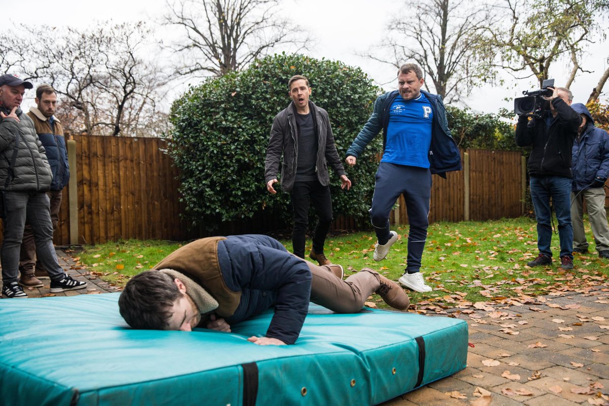 itvcorrie's tweet photo. Take a look behind the scenes from when Paul saw red earlier this week. 

Missed it? Watch now👇 
https://t.co/dZeLrghkTz

#Corrie @ITV @ITVX @WeAreSTV https://t.co/bosVSx2exT