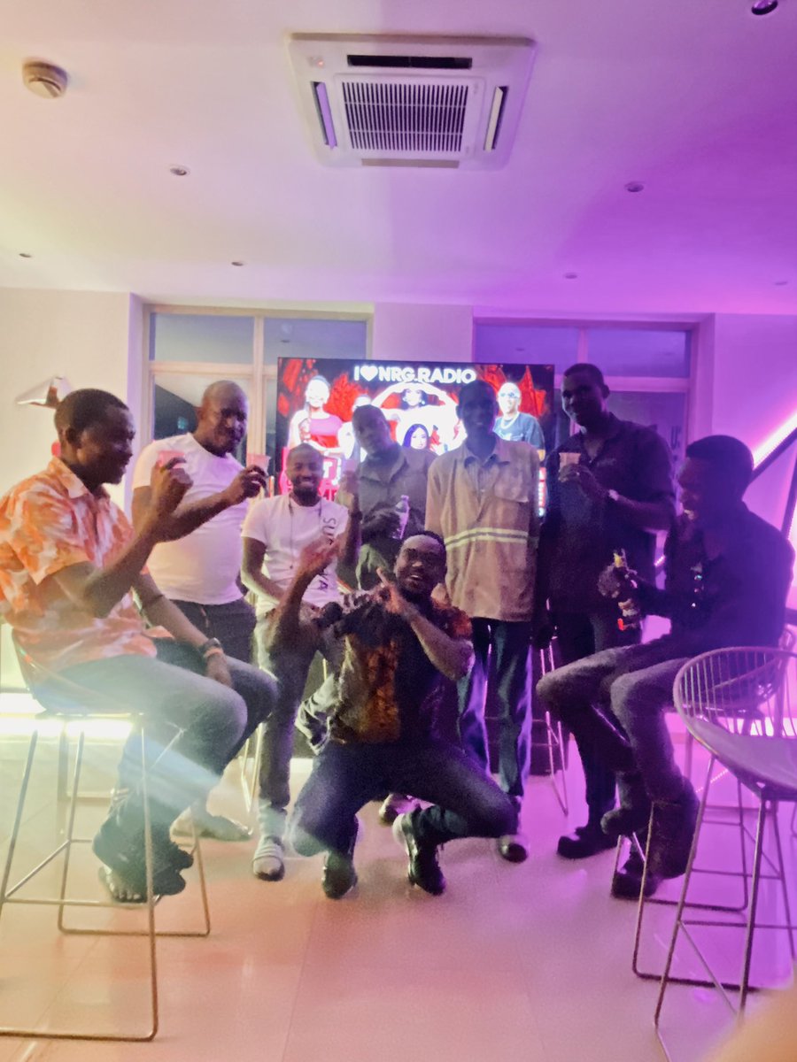 nyero_joe's tweet image. The kitchen crew 👊🏾👊🏾👊🏾 #BackOfficeCrew #DayOnes #CoolOffSession @NRGRadioUganda @NRGRadioKenya #Energy💪#TugendeIs2Go🎖️