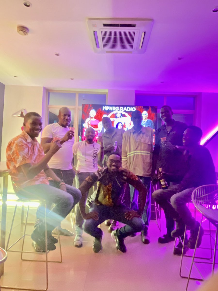 nyero_joe's tweet image. The kitchen crew 👊🏾👊🏾👊🏾 #BackOfficeCrew #DayOnes #CoolOffSession @NRGRadioUganda @NRGRadioKenya #Energy💪#TugendeIs2Go🎖️
