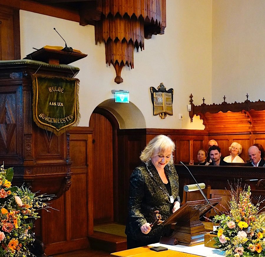 Voor de allerlaatste keer in 15 jaar liet ik de hamer vallen na de bijzondere raadsvergadering van vandaag! Nog helemaal stil van de warme woorden en de grote verassing vanaf nu weliswaar niet meer eerste burger, maar wel ereburger van mijn geliefde Blaricum te mogen zijn, dank🙏🏻