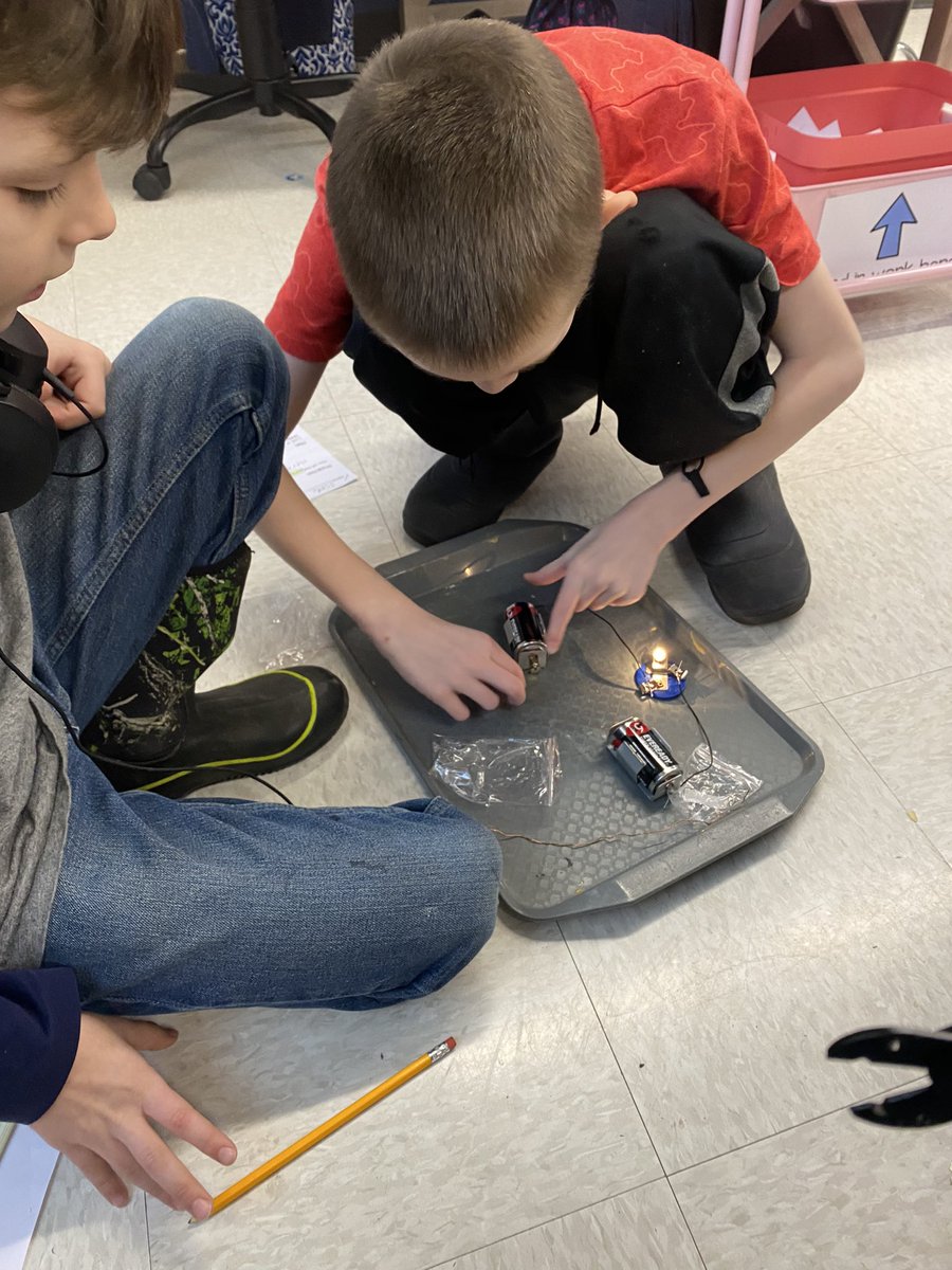 Things are looking bright heading into the weekend! 

Today we exercised our problem solving skills by leveraging inquiry-based learning techniques.

#confidentlearners #WEareHFL