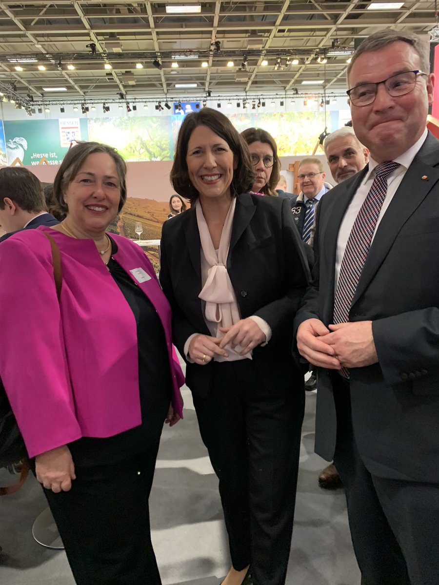 e3_antje's tweet photo. Was für ein toller Empfang des Landes Rheinland Pfalz heute auf der @Internationalen Grünen Woche. Und unsere Landwirtschaftsministerin Daniela Schmidt  wie immer mitten im Getümmel! https://t.co/njM4iO5Fn6