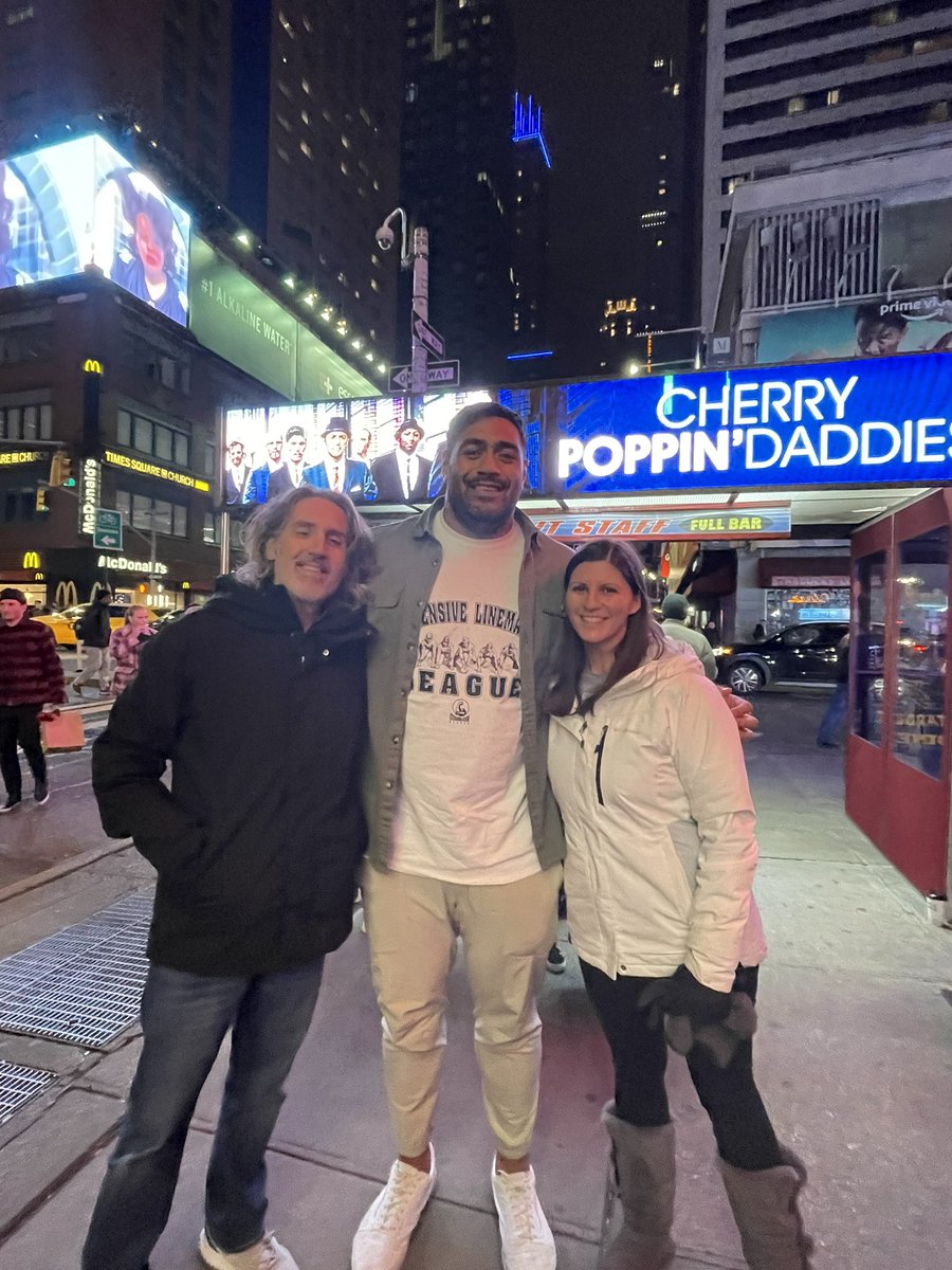 TiffanyBoat's tweet photo. While at dinner this past weekend we sat at the table beside @jordan_mailata , offensive lineman for the Eagles. He was so nice and very entertaining at Ellen’s https://t.co/uokySgM8Bm