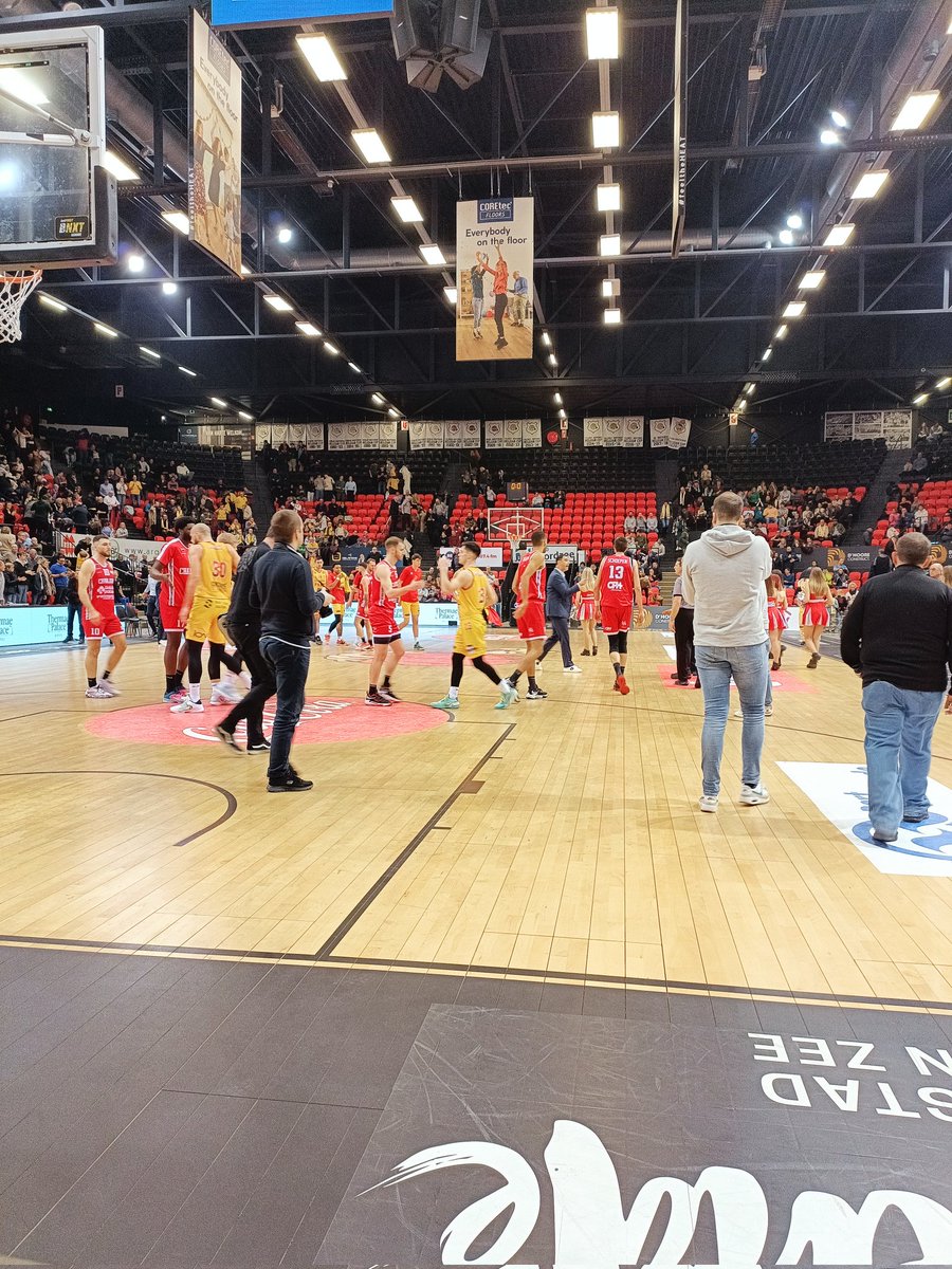 92-76 après avoir été mené 75-35, le Spirou limite la casse. On veut y croire 👊 #OosCha