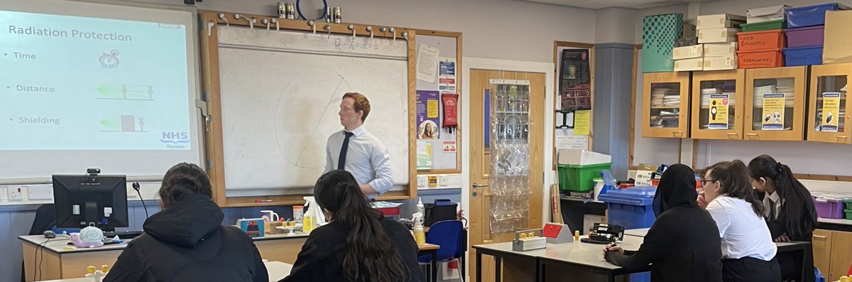 MorganAcPhysics's tweet image. Thanks to Cameron for visiting us, Cameron! Lots of interest in nuclear medicine from the Morgan squad. We shall come to you next time!