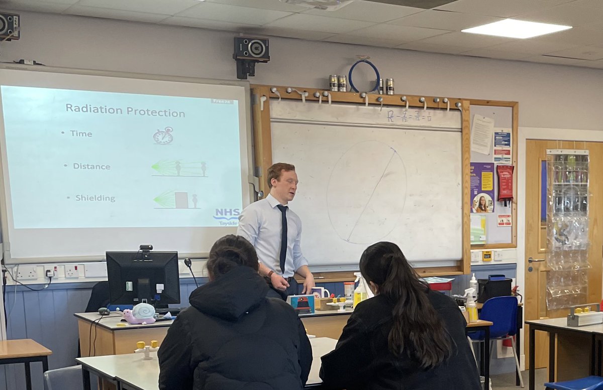 MorganAcPhysics's tweet image. Thanks to Cameron for visiting us, Cameron! Lots of interest in nuclear medicine from the Morgan squad. We shall come to you next time!