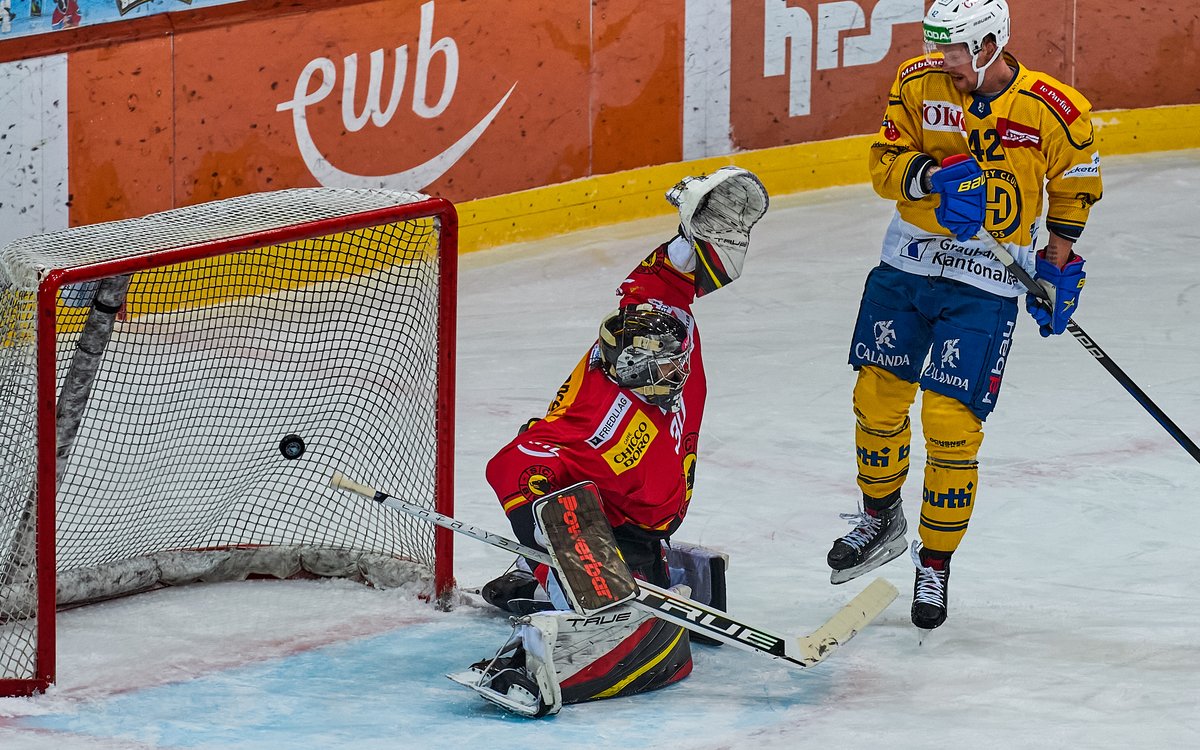 HCD_offiziell's tweet photo. 3⃣ Punkte in Bern! Das Wochenende startet mit einem wichtigen Sieg gegen den SCB. Am Sonntag gibts gleich das nächste Duell gegen die Bären. Jetzt Tickets holen! 🟡🔵 Highlights & Matchbericht hier:
📰 https://t.co/pEdItlERvH
📺 https://t.co/wzbB4g4Mfg
#SCBvsHCD 2:4 https://t.co/dgqZB9mplE