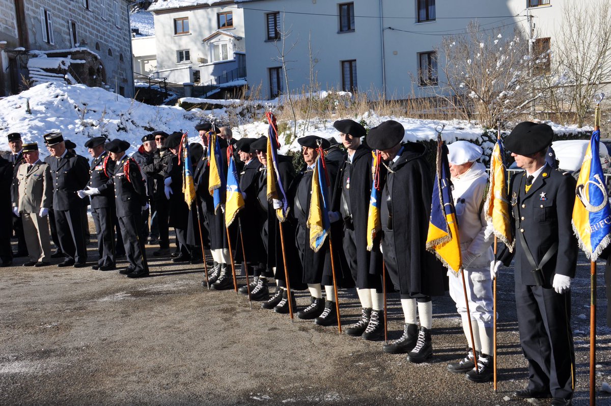 #Amicale27BCA présente à la remise des fourragères d’une jeunes section du #27BCA à Orbey au milieu des Vosges, lieu symbolique chargé d’histoire. En présence du Drapeau des Chasseurs. Bravo à eux pour ce raid de 4 jours dans des conditions Alpine