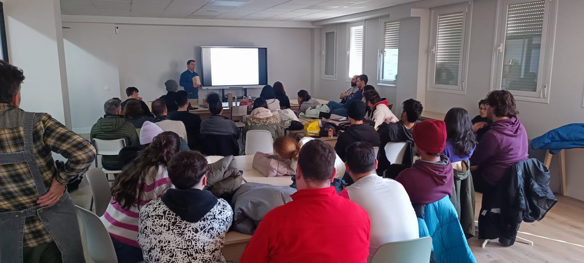 fpmaderaymueble's tweet photo. Hoy ha venido al centro Hilario Trujillo de la empresa Finsa para presentar a nuestro alumnado de ciclos formativos de grado medio y superior todos sus productos.

#IESAranguren #educacionfuenlabrada #fuenlabrada #datsur #cfgm #GM @GrupoFinsa https://t.co/YdX4mXfLX2