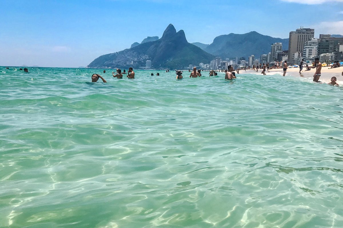 Se algum dia me perguntarem por que eu viajo, eu vou responder: para ver se encontro algum lugar mais encantador que o Rio de Janeiro. Até hoje, não encontrei.