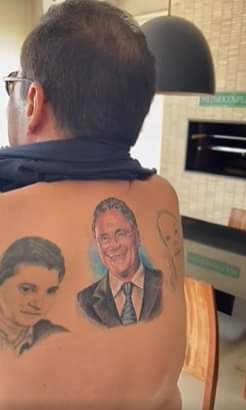 SaBolsonaro's tweet photo. Essa tatuagem do Alvaro Dias que o Kajuru fez nas costas é a coisa mais idiota que já vi alguém fazer nos últimos anos. https://t.co/kmOMXy4CXc