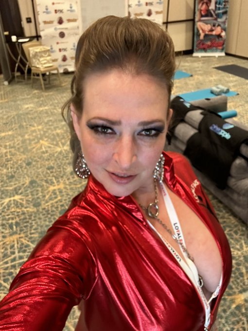 Use one word to describe me.  I&rsquo;ll start: sassy. https://t.co/WII4GZGAnW