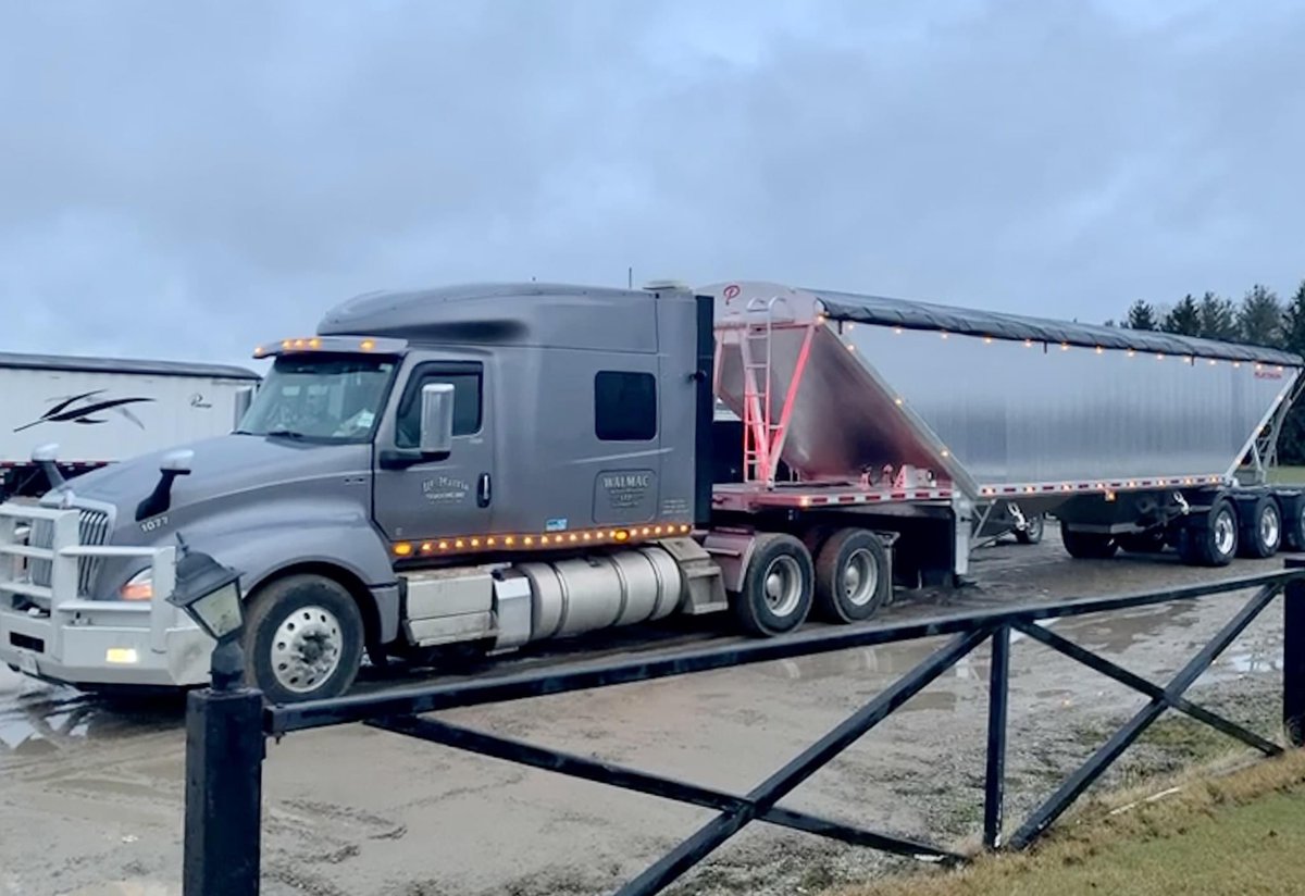 MfgTrailer's tweet image. Our Platinum Tri Axle heading to its new home in Prince Edward Island!
#platinumtrailermfg #allequip #triaxle #trailer