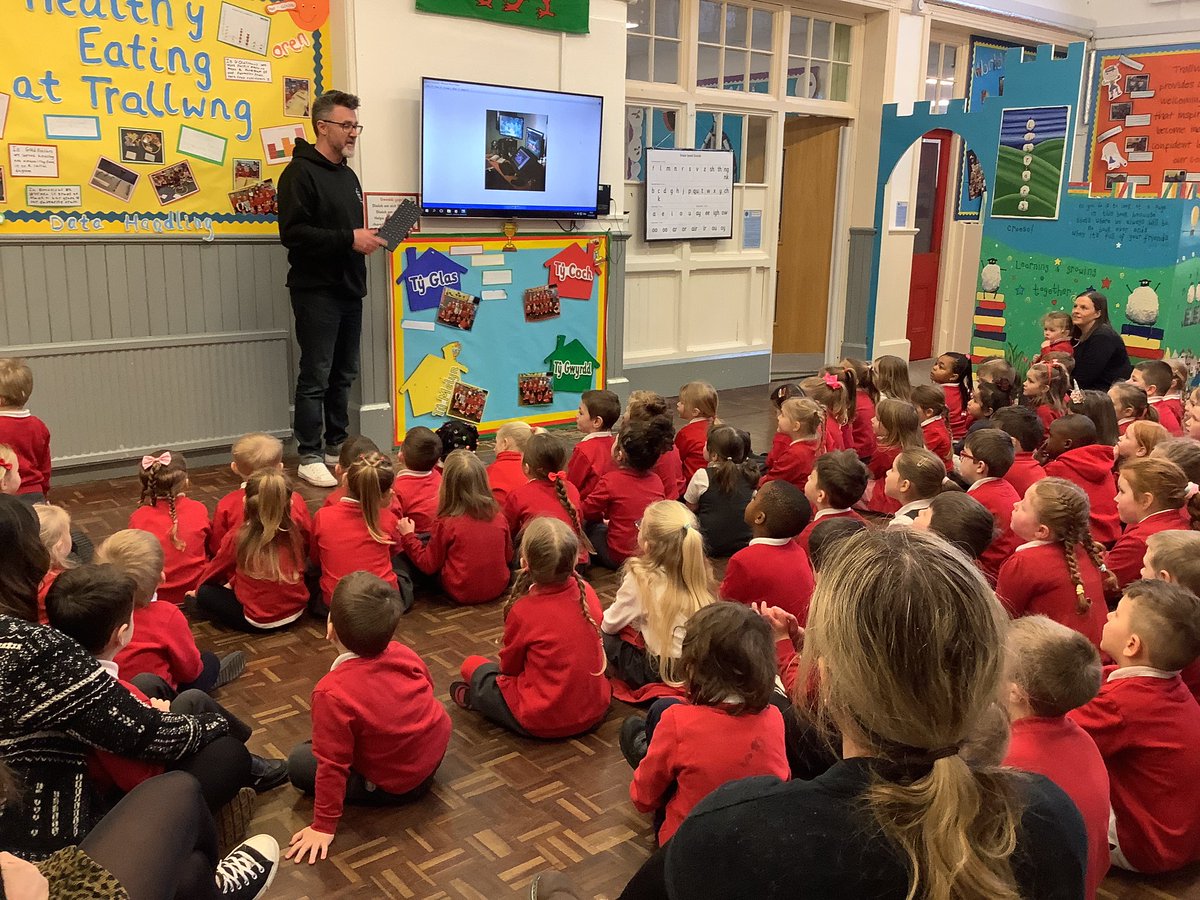 Thank you @MaadFrog for visiting us this week. You have inspired so many of the children and they can’t wait to do more drawing, painting and animation. #localartist #WonderfulWales #Immersionweek