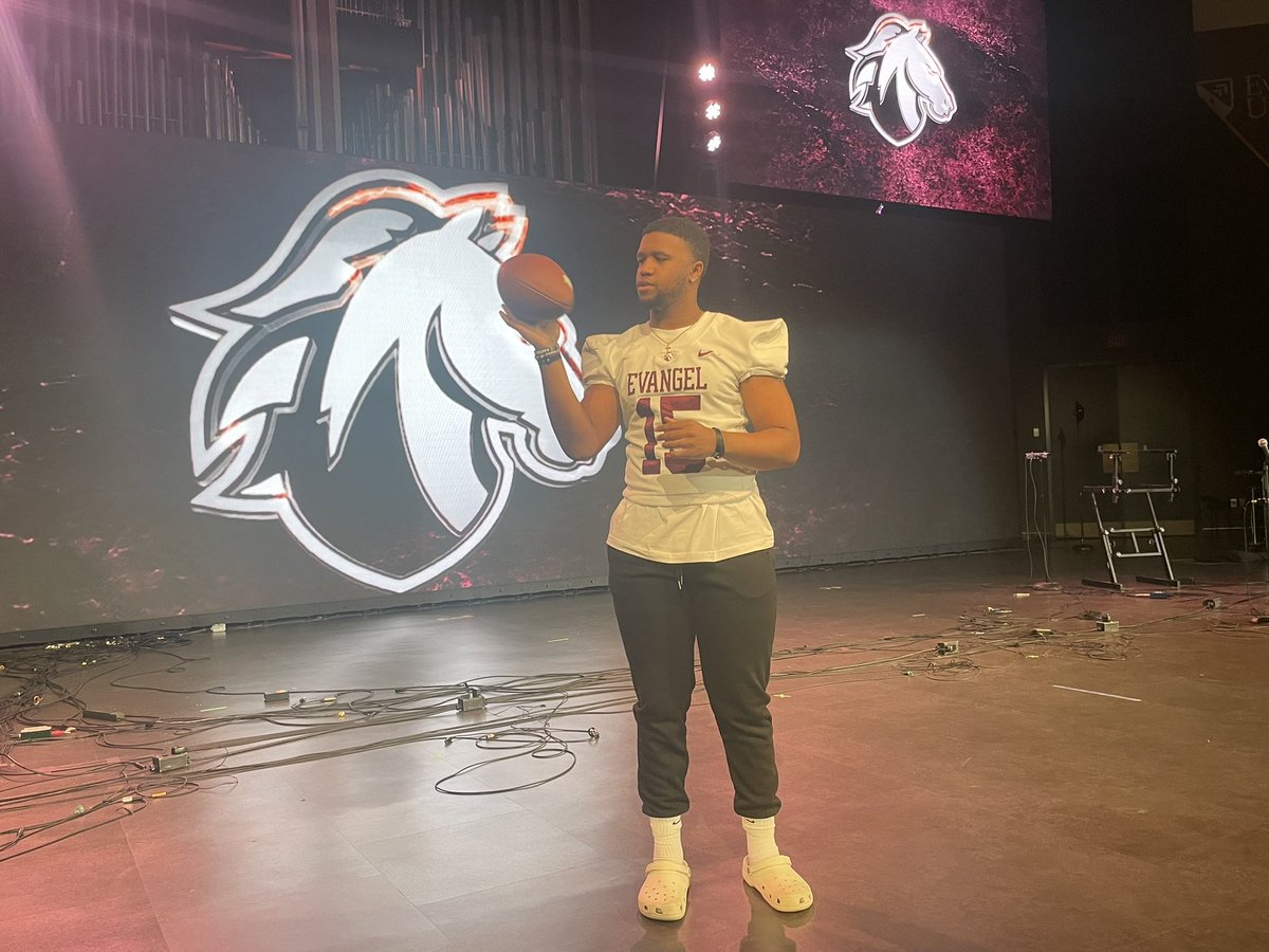 #AGTG After a great visit and a great talk with <a href="/CoachHepola/">Chuck Hepola</a> I am extremely blessed to say I have received an offer to Evangel university @CoachFlo_ <a href="/YoungyoungCoach/">Coach YoungYoung</a> <a href="/SMITHKORD/">KORD M. SMITH</a>