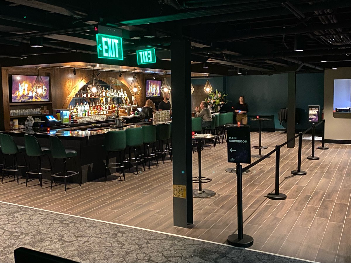 GoodnightsCC's tweet photo. ICYMI: Our brand-new venue is open &amp; she's quite the looker! 

We're stoked for our weekend with @anthonyjeselnik in the main showroom, @KelseyCook in Room 861, &amp; Sunday with @RyanBrowns (+ get an exclusive Goodnights tshirt)

Join us for a show: https://t.co/wRH9SFS3Ih https://t.co/QoGiqxC93P