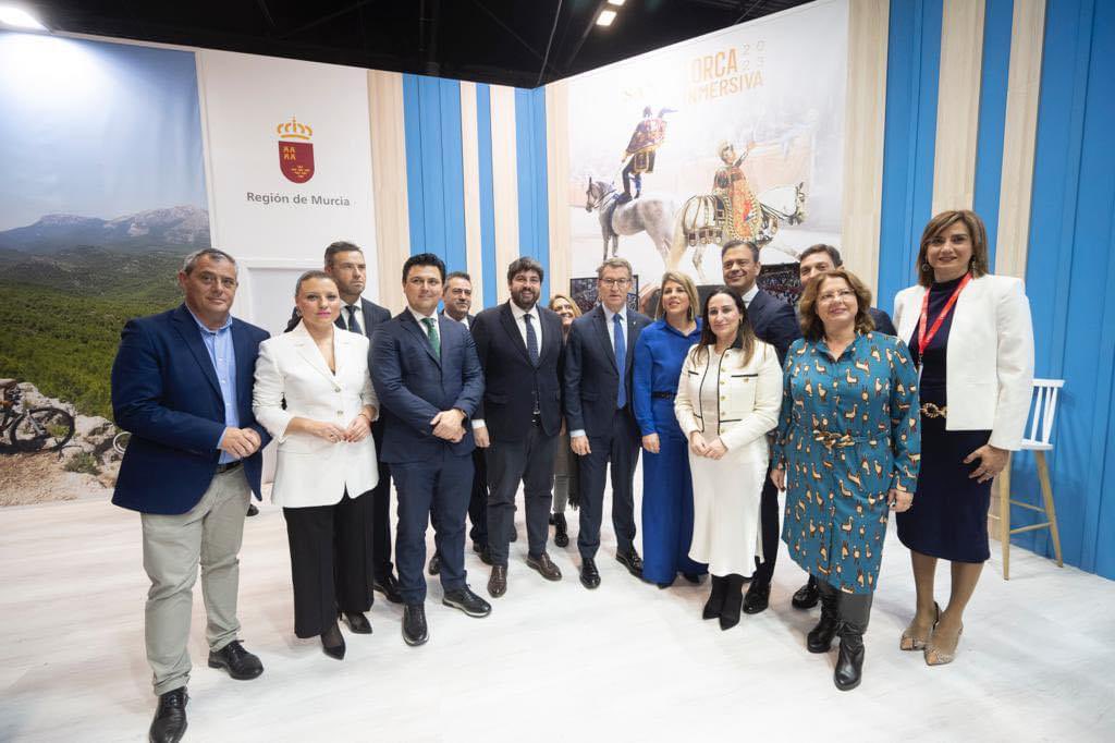 El presidente del Partido Popular, <a href="/NunezFeijoo/">Alberto Núñez Feijóo</a>  se ha sentido como un murciano más en su visita al stand de la Región de Murcia en FITUR 2023.
