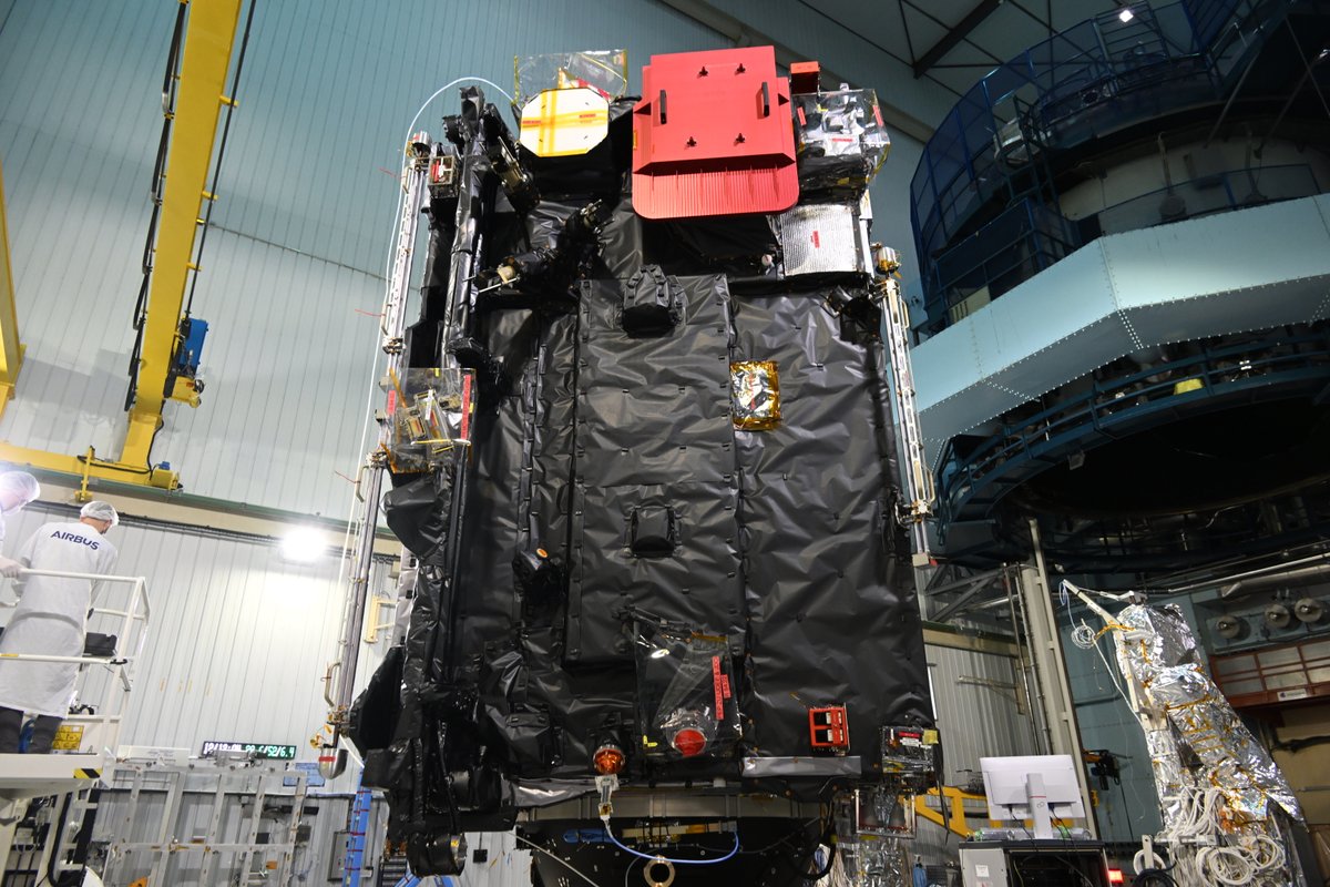 TechSpatiales's tweet photo. Deux MLI spécialement imprimées ont été installées sur la sonde JUICE:
- Une pour la grande Histoire, avec une reproduction de pages originales de Galilée.
- Une pour l'épopée humaine avec le nom des personnes qui ont conçu cette sonde.

Oui, mon nom va partir vers Jupiter ! 🚀 https://t.co/iPF1AJ5ekf