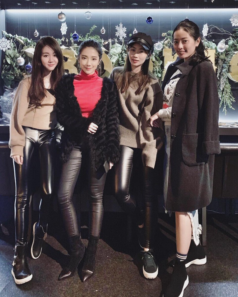 What a happy day, good friends are very happy together, I will be my own queen in this life