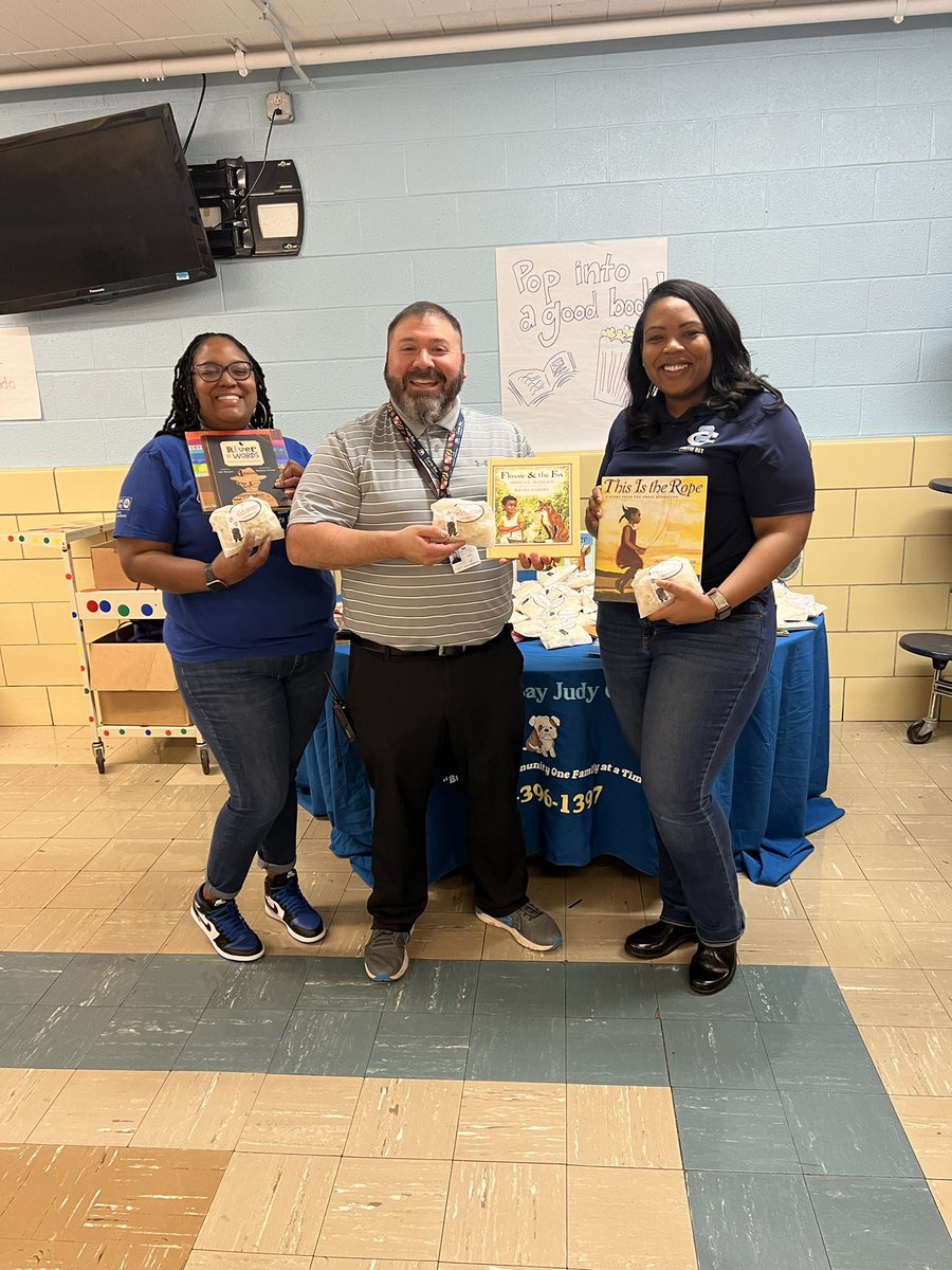 BayCbes's tweet photo. Did you know about National Popcorn Day? 

Well yesterday our students got to celebrate National Popcorn Day with a cool bag of popcorn and a good book during their lunch period a great way to continue engaging our learners!
@ToseStacy @BaltCitySchools https://t.co/hBGYxN5d8V