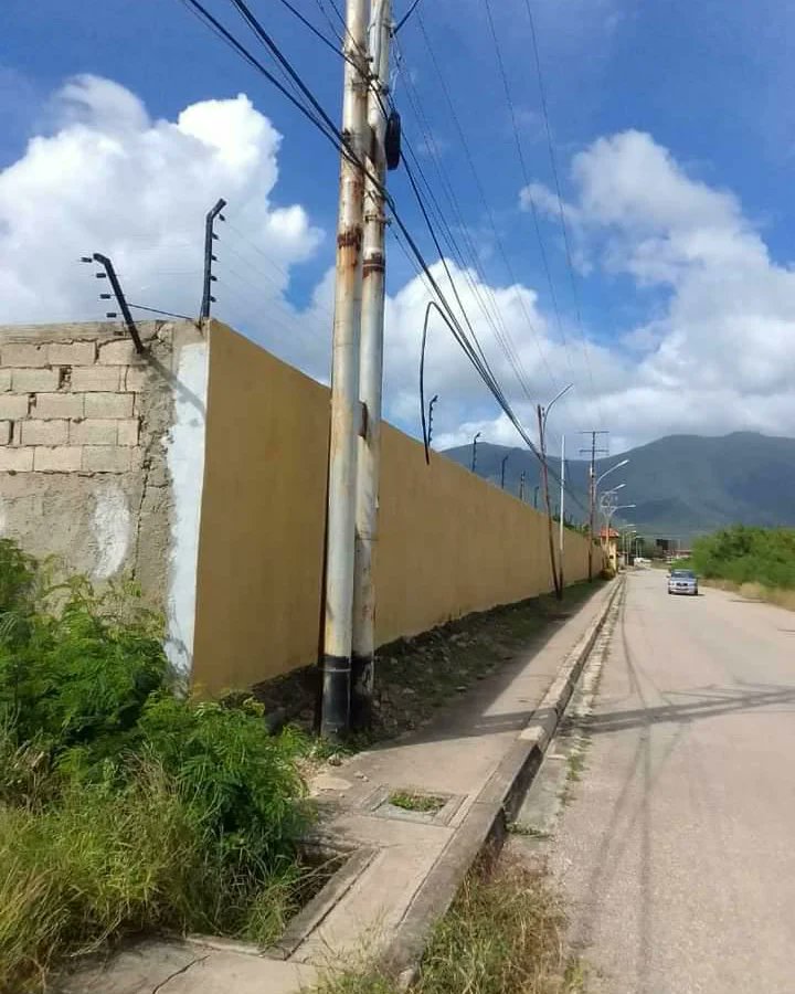 #Denuncia 

Parece que ahora, robarse cables de fibra óptica es la moda. 

Vecinos de la Urb. Portal de la Laguna y La Lagunita, en San Antonio Sur #Garcia nos envían las fotos de los cables de este material de CANTV y acusan a los malandros, de hacerlo. 
👇🏽