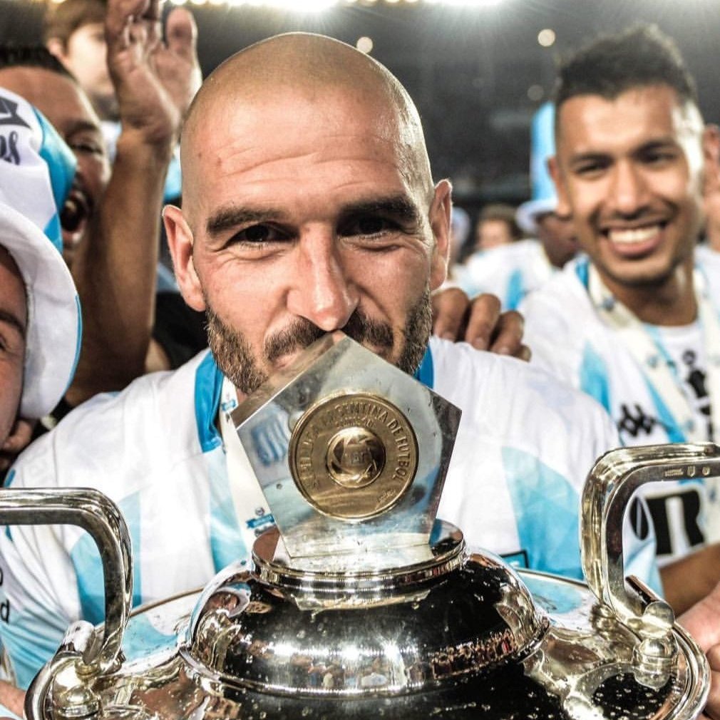 LaPizzuti_'s tweet photo. La sana costumbre de volver al club que te vio nacer y salir campeón 🏆 https://t.co/8F2GMYVOwp