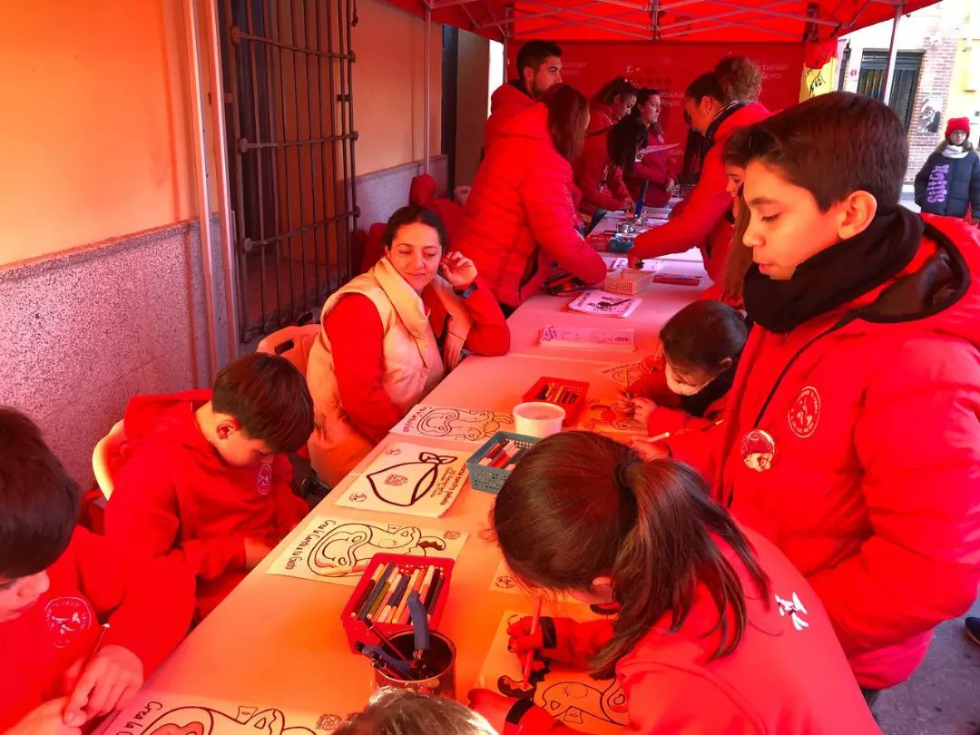 dtfsanse's tweet photo. Increíble una vez más la fiesta infantil #TorosParaNiños 👏👏👏
Gracias a todos lo que han hecho posible que centenares de niñ@s de #SanSe disfruten jugando #DTFSanSe 💪
#SanSebastianMartir #JuntosSomosMasGrandes #SanSeTaurina https://t.co/8fCibxn4ua