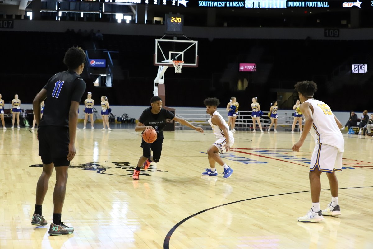 DCHSpubstaff's tweet photo. The Hutchinson Salthawks came out on top with a score of 56-29 against The Junction City Blue Hays. The Hutchinson Salthawks will move on onto the championship this Saturday at 5:00pm. https://t.co/fpSsCl2IZF