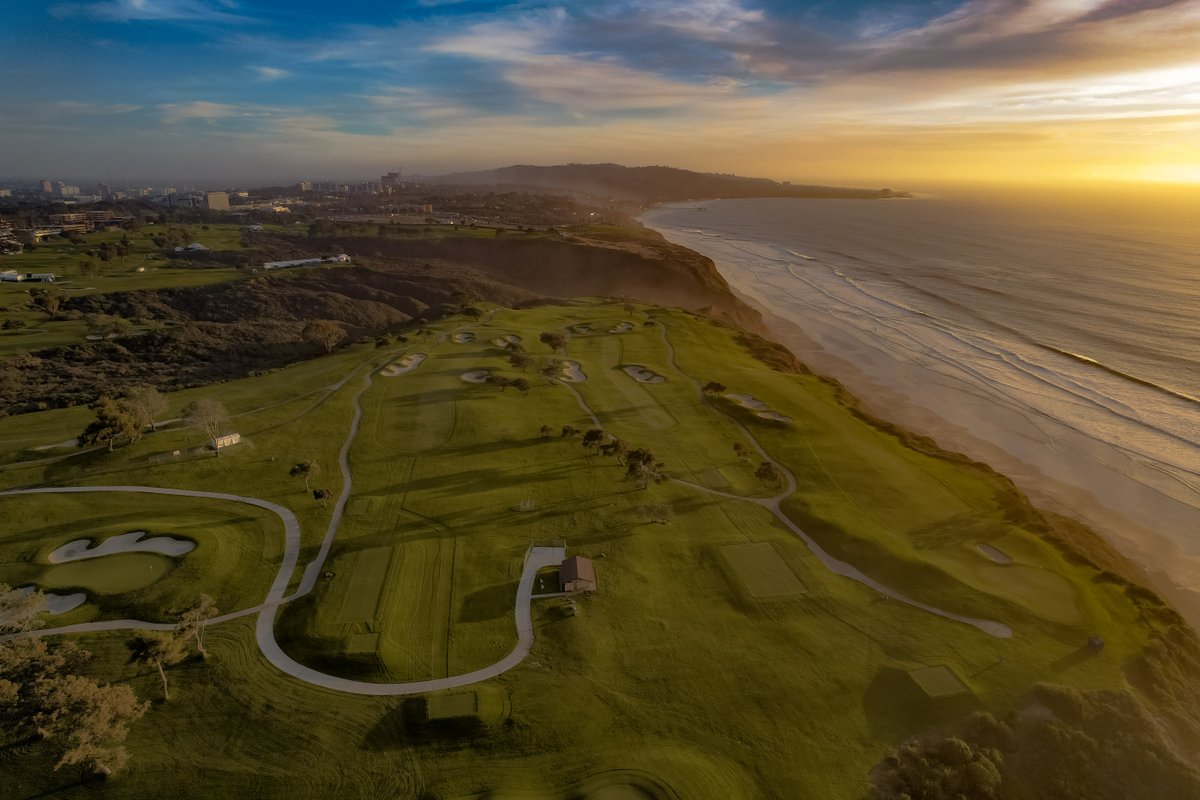 Golden Hour just hits differently on the last Friday before Tournament Week 🤩🌅 . . #SeeYouAtTorrey #FarmersInsuranceOpen #GoldenHour #PGATOUR #Golf #Beauty #Scenic #LaJolla #SanDiego #Tourism #TorreyPines #Sports #Sunset