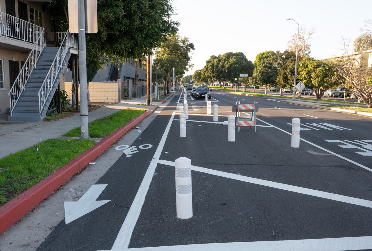 LADOTofficial's tweet photo. We're increasing multi-modal activity and connectivity in #SanVicente! Check out the newly installed protected bike lane with high-visibility bollards from La Brea Ave to Olympic Blvd.
*Photos of Cochran Ave and San Vicente Blvd*
#LADOT #BikeLA #MovingLAForward https://t.co/OSIHtsRIhH