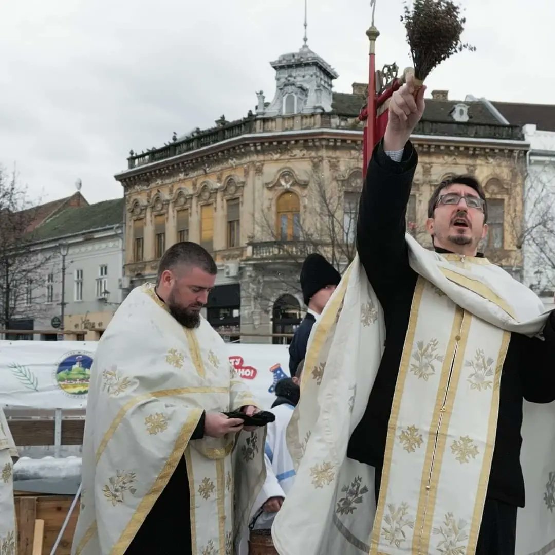 VrsacSNS's tweet image. Традиционално на Богојављењe, храбри пливачи ускочили су у ледену воду вршачког Градског језера и запливали за Крст часни.
Извор: Град Вршац
#вршац #vrsac #krst #krstcasni #bogojavljenje #plivanje