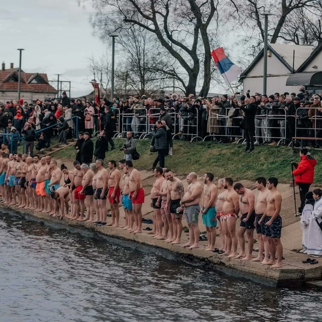VrsacSNS's tweet image. Традиционално на Богојављењe, храбри пливачи ускочили су у ледену воду вршачког Градског језера и запливали за Крст часни.
Извор: Град Вршац
#вршац #vrsac #krst #krstcasni #bogojavljenje #plivanje