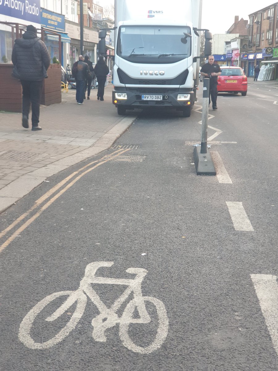 davidfhilliard's tweet photo. Level 2 @bikeability training this morning

Year 6 children.

Riding along 🚲 lane near Ordinance Road.

Forced on to busy Hertford Road by parked vehicles.  All within zig zag lines of crossings.

🏍 x2
🚗 x2
🚚 x1

Action please @EnfieldCouncil 🙏

@JourneysPlaces @FeryalClark https://t.co/mbCA6MxeTX