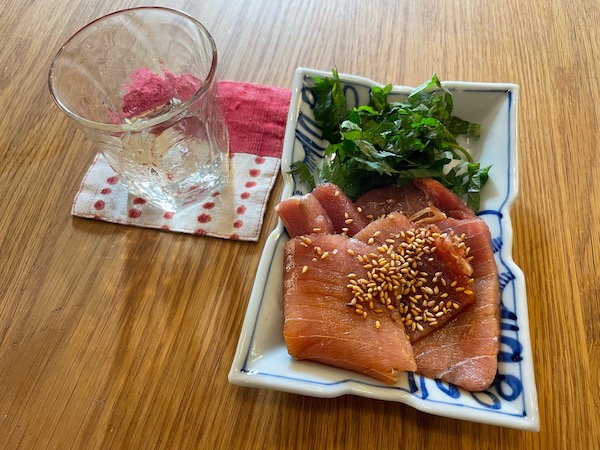donkuroe's tweet photo. 墨廼江酒造さん「墨廼江　特別本醸造本辛」。2,200円。地元のまっとうな酒蔵さんは、全国の居酒屋に酒瓶が並ぼうとて、やっぱり地元の飲兵衛の為にお酒を醸し続ける。その１本がこちら。
味と値段のバランス最高「地元酒」。逆に東京にいると入手困難。
#墨廼江酒造　＃マグロの漬け https://t.co/A36kUKaoF5