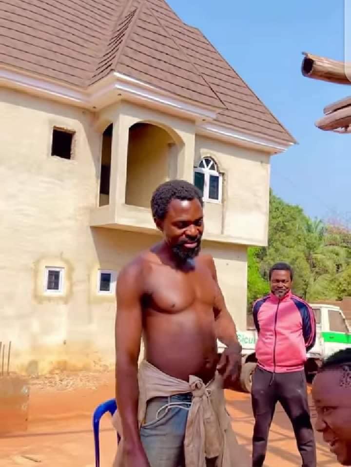 AfricaFactsZone's tweet photo. A 37-year-old Nigerian Palm Wine Tapper named Utobo has built a two-storey building and bought a Mercedes Benz.

He spends 19 hours of 24 hours, climbing 53 palm trees, 3 times per day. 

He fills 24 gallons of palm wine, which he sells at the market daily. https://t.co/iSg8OdoGpX