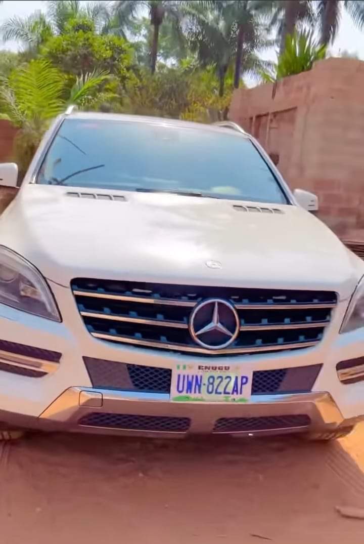AfricaFactsZone's tweet photo. A 37-year-old Nigerian Palm Wine Tapper named Utobo has built a two-storey building and bought a Mercedes Benz.

He spends 19 hours of 24 hours, climbing 53 palm trees, 3 times per day. 

He fills 24 gallons of palm wine, which he sells at the market daily. https://t.co/iSg8OdoGpX