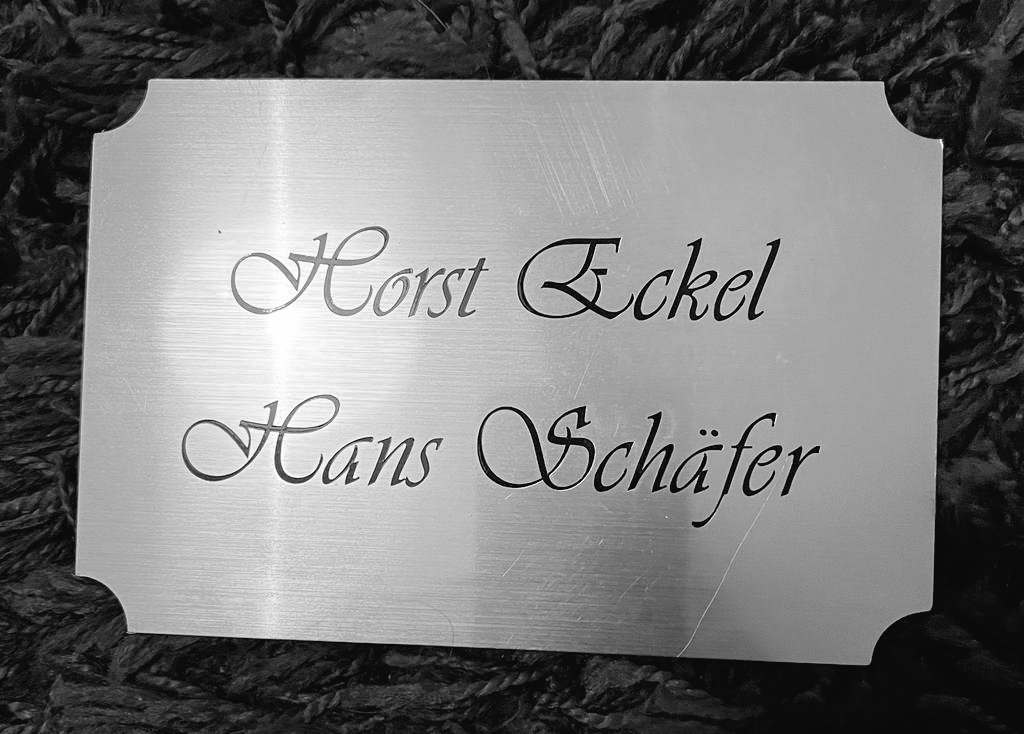 Türschild vom Hotel in Spiez von 1954, zu sehen auf der Horst-Eckel-Austellung am 11.02.2023 in Hayna.