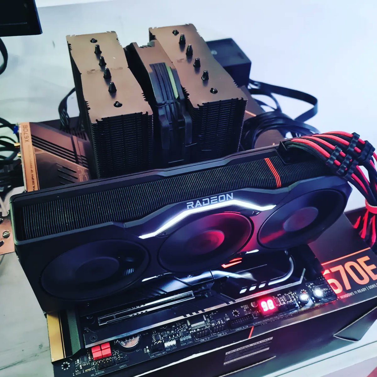 eltecnofilo's tweet image. 🎮👾🕹️🔥🔥 vamos a darle candela a esta #7900XTX de @amdradeon @AMDGaming ,🕹️👾🎮 #benchtable armado con el también nuevo #Ryzen9 #7900 non-X de bajo consumo y #RAM @kingstontech #ddr5 #5200