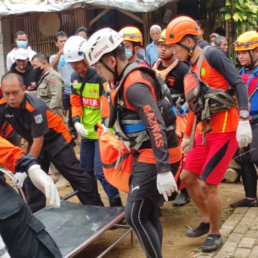 Operasi SAR kakak beradik di Sungai Ciliwung, Jakarta Selatan 18/1 berhasil menemukan satu korban yang meninggal dunia. 
<a href="/baznasindonesia/">BAZNAS</a> 
@KANSAR_JAKARTA