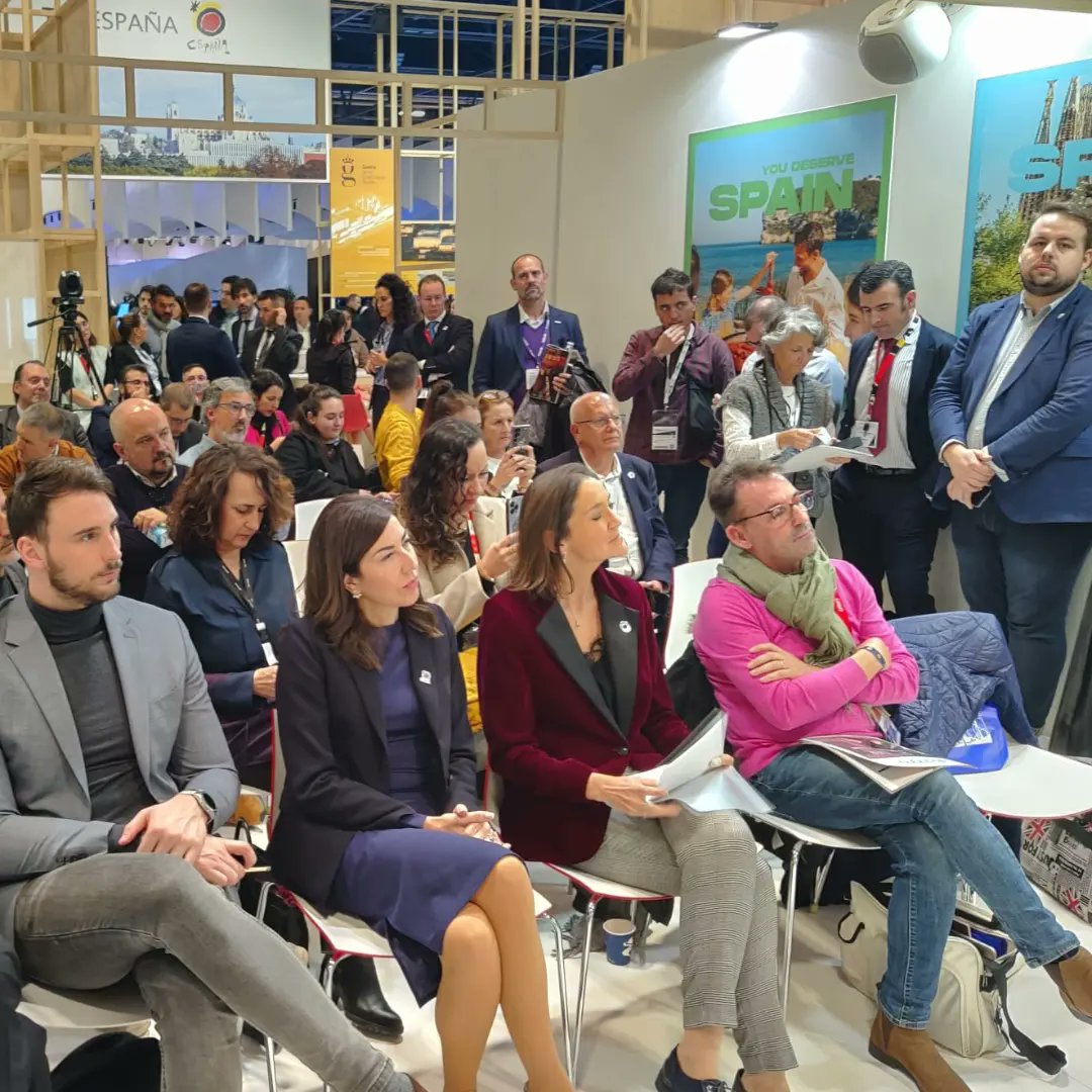 📚 <a href="/ricard_checa/">RicardChe</a> entrega del Passaport dels Drets Humans a la ministra Reyes Maroto