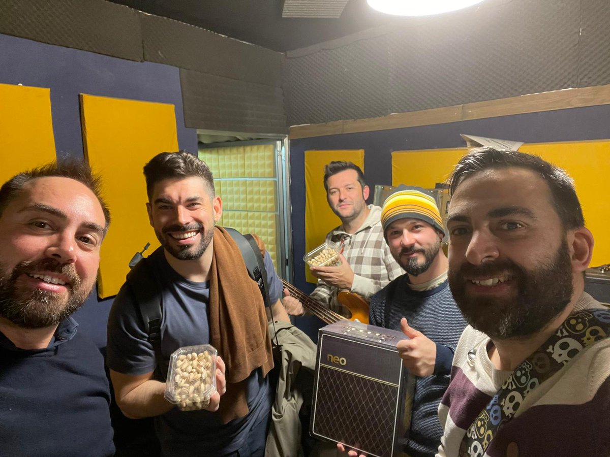 Diagnóstico Binario - Dx01 (@diagnostico01) on Twitter photo De vuelta a los ensayos, y con buenos regalos de la mano de <a href="/NeoMusicBox/">Neo Music Box</a>. Atentxs, en breve iremos desvelando fechas, y estar preparados, por qué venimos cargados de mucha música y energía!! Nos vemos en los directos!! <a href="/Artdetroya/">Artdetroya</a> <a href="/produartce/">PRODUARTCE</a> <a href="/sonoramaribera/">Sonorama Ribera</a> De vuelta a los ensayos, y con buenos regalos de la mano de <a href="/NeoMusicBox/">Neo Music Box</a>. Atentxs, en breve iremos desvelando fechas, y estar preparados, por qué venimos cargados de mucha música y energía!! Nos vemos en los directos!! <a href="/Artdetroya/">Artdetroya</a> <a href="/produartce/">PRODUARTCE</a> <a href="/sonoramaribera/">Sonorama Ribera</a>